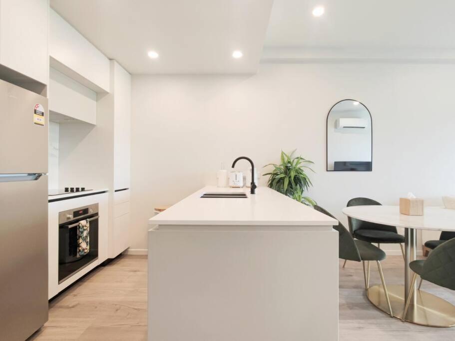 Brand New Stylish 2Br Apartment- Free Parking Окленд Экстерьер фото
