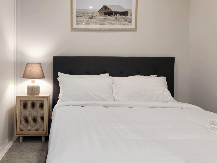 Brand New Stylish 2Br Apartment- Free Parking Окленд Экстерьер фото